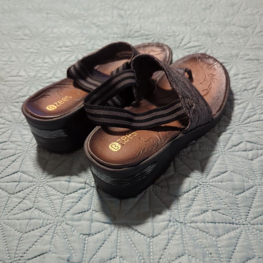 BZees  "Dazzle" Thong Wedge Sandals Women's Size 8M Gray/Black Fabric Upper - Picture 4 of 10